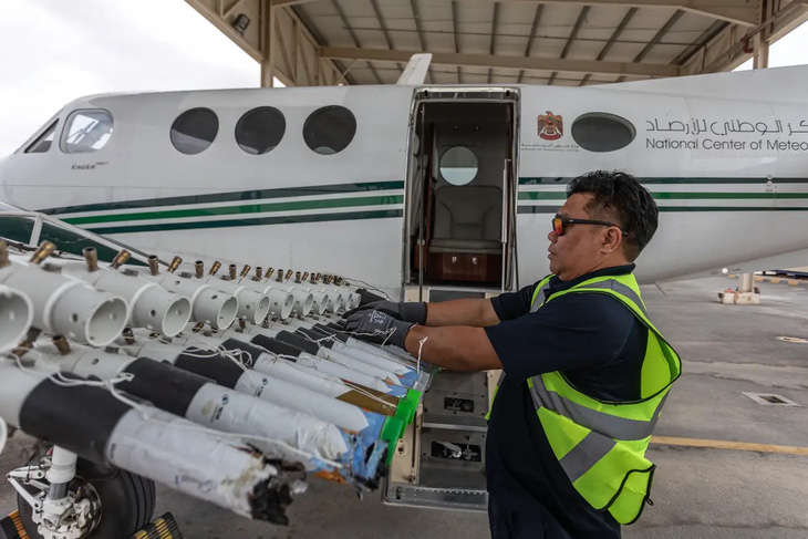 Một kỹ sư mặt đất của Trung tâm Khí tượng quốc gia UAE chuẩn bị cho máy bay gieo mưa nhân tạo - Ảnh: BUSINESS INSIDER/GETTY IMAGES