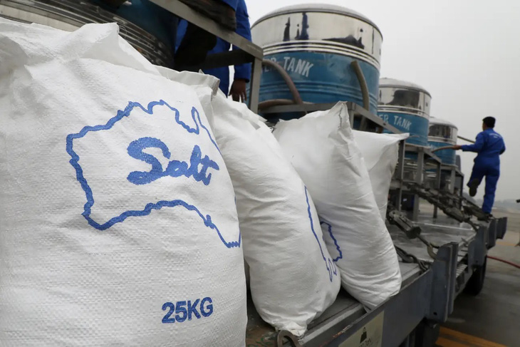 Các bao muối được sử dụng cho hoạt động gieo mưa nhân tạo tại căn cứ không quân Subang, Malaysia - Ảnh: BUSINESS INSIDER/REUTERS