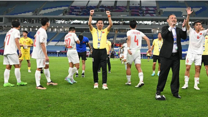 Huấn luyện viên Hoàng Anh Tuấn ăn mừng chiến thắng cùng các cầu thủ U23 Việt Nam - Ảnh: AFC