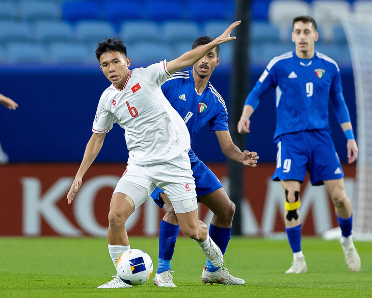 Tiền vệ Võ Hoàng Minh Khoa nằm trong số ít cầu thủ U23 Việt Nam thể hiện tốt ở trận thắng U23 Kuwait - Ảnh: AFC