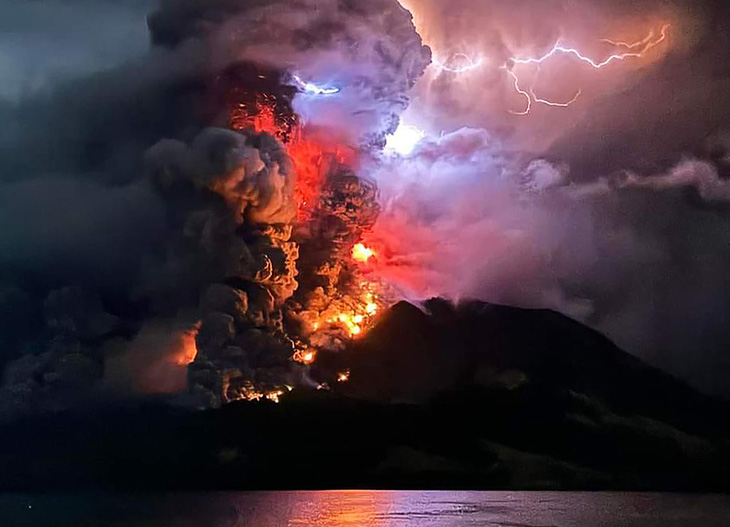 Núi lửa Ruang phun trào ngày 17-4, hàng trăm người Indonesia phải sơ tán - Ảnh: AFP