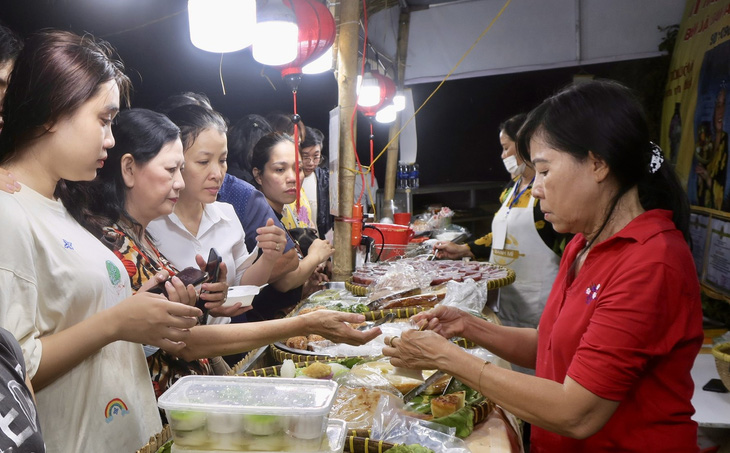 Người dân tham gia gian hàng ẩm thực nhân dịp kỷ niệm 160 năm thành lập Thảo cầm viên Sài Gòn - Ảnh: T.T.D.