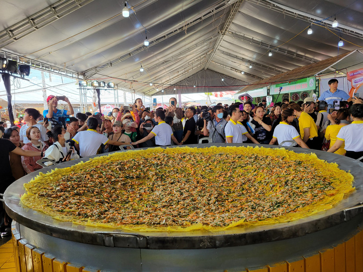 Chiếc bánh xèo "siêu to khổng lồ" được đổ sáng 18-4 tại Lễ hội bánh dân gian Nam Bộ - Ảnh: CHÍ QUỐC