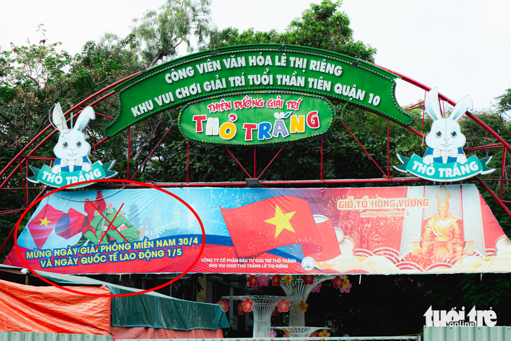 Băng rôn gây tranh cãi được treo phía mặt tiền đường Cách Mạng Tháng Tám của công viên Lê Thị Riêng, quận 10, TP.HCM - Ảnh: THANH HIỆP