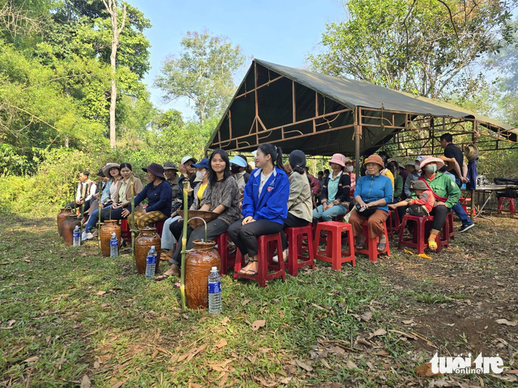 Từ sáng sớm, nhiều dân làng đã tập trung về nơi thực hiện nghi lễ cầu mưa - Ảnh: BỒNG SƠN