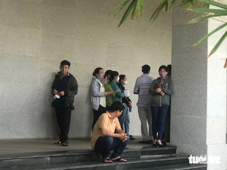 Công nhân kéo đến văn phòng bảo hiểm xã hội nhờ can thiệp vào ngày 1-4 - Ảnh: THANH NGUYÊN