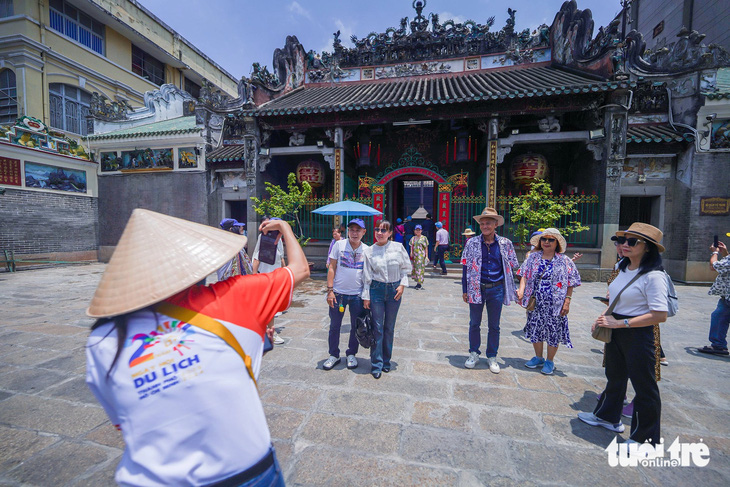 Du khách TP.HCM trải nghiệm tour nội đô ở điểm tham quan chùa Bà Thiên Hậu giữa lòng quận 5 - Ảnh: HẢI KIM