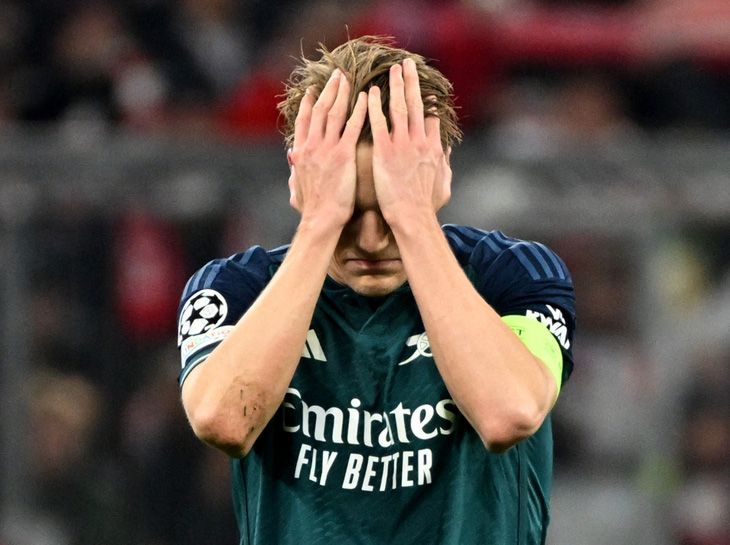 Sự thất vọng của đội trưởng Arsenal Martin Odegaard - Ảnh: REUTERS