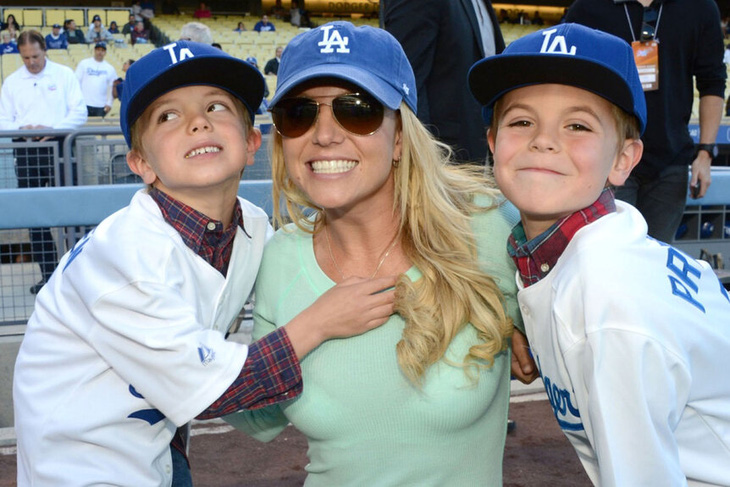 Britney Spears chụp ảnh cùng hai con trai vào năm 2013 ở Los Angeles - Ảnh: Getty Images