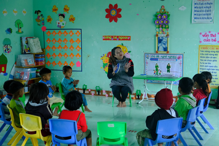 Cô và các bé Trường mầm non Đắk Ra Pân, xã Sơn Long, huyện Sơn Tây, Quảng Ngãi trong giờ học - Ảnh: TRẦN MAI