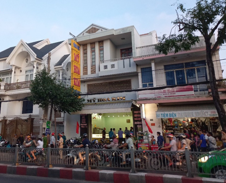 Công an tỉnh Bình Thuận phong tỏa, khám nghiệm hiện trường tiệm vàng vừa bị cướp ở TP Phan Thiết lúc chiều 18-4 - Ảnh: ĐỨC TRONG