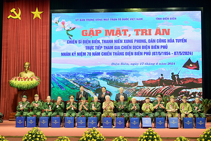 Thủ tướng Phạm Minh Chính gặp mặt, tri ân cựu chiến sĩ Điện Biên, thanh niên xung phong, dân công hỏa tuyến tham gia chiến dịch Điện Biên Phủ - Ảnh: NAM TRẦN