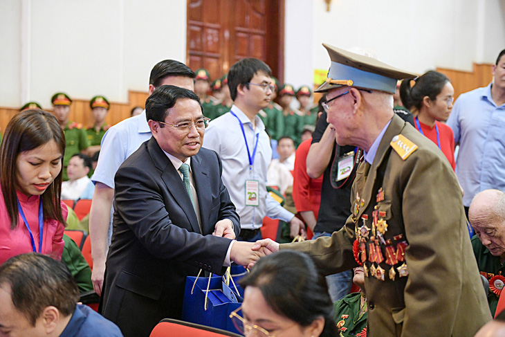 Thủ tướng lắng nghe nhiều tâm sự, nhắn nhủ của các cựu chiến sĩ Điện Biên Phủ - Ảnh: NAM TRẦN