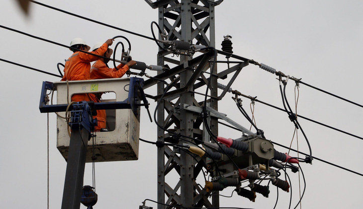 Cán bộ nhân viên PC Quảng Bình vệ sinh đường dây để tránh thất thoát điện trong mùa khô - Ảnh: QUỐC NAM