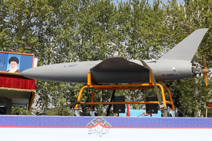 Drone Arash của Iran trong cuộc duyệt binh quân sự ở Tehran, ngày 17-4 - Ảnh: AFP