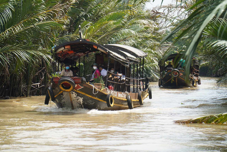 Đoàn khách du lịch tham quan tại tỉnh Bến Tre - Ảnh: MẬU TRƯỜNG