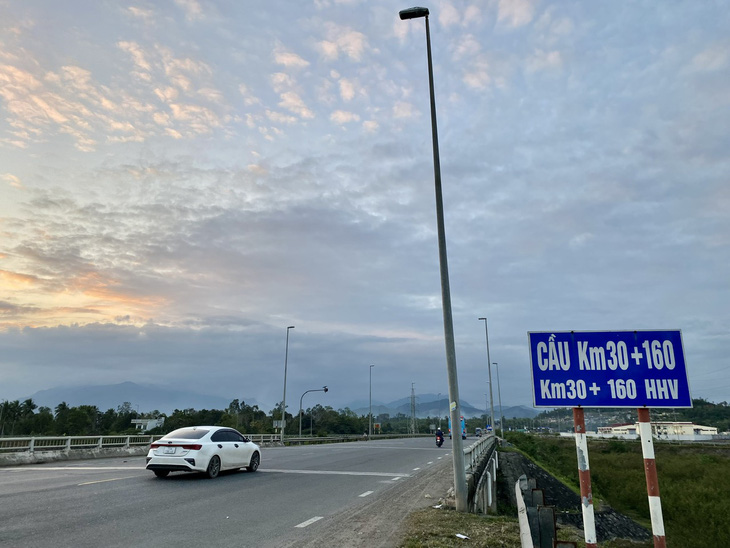 Tuyến đường tránh Nam hầm Hải Vân hiện đang được thi công cao tốc Hòa Liên - Túy Loan mới bàn giao mặt bằng khoảng 50% trong tổng số 11,5km - Ảnh: TRƯỜNG TRUNG
