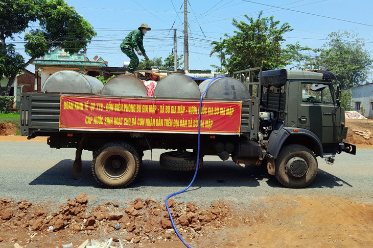 Lực lượng chức năng chở nước sinh hoạt miễn phí cấp cho người dân ở xã Bù Gia Mập, huyện Bù Gia Mập, tỉnh Bình Phước - Ảnh: A.B.