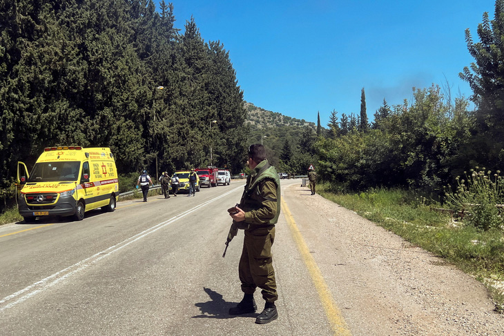 Binh sĩ Israel tại khu vực gần làng Arab al-Aramshe phía bắc Israel ngày 17-4 - Ảnh: REUTERS