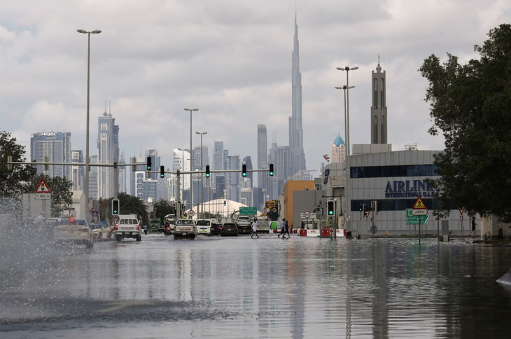 Nước lũ ngập tại trung tâm thành phố Dubai ngày 17-4 - Ảnh: REUTERS