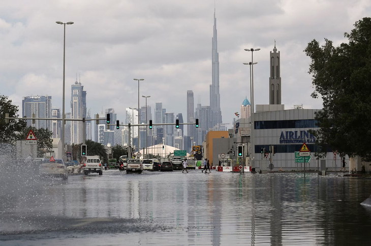 Dubai vật lộn vì trận mưa lịch sử, nhiều khách kẹt ở sân bay