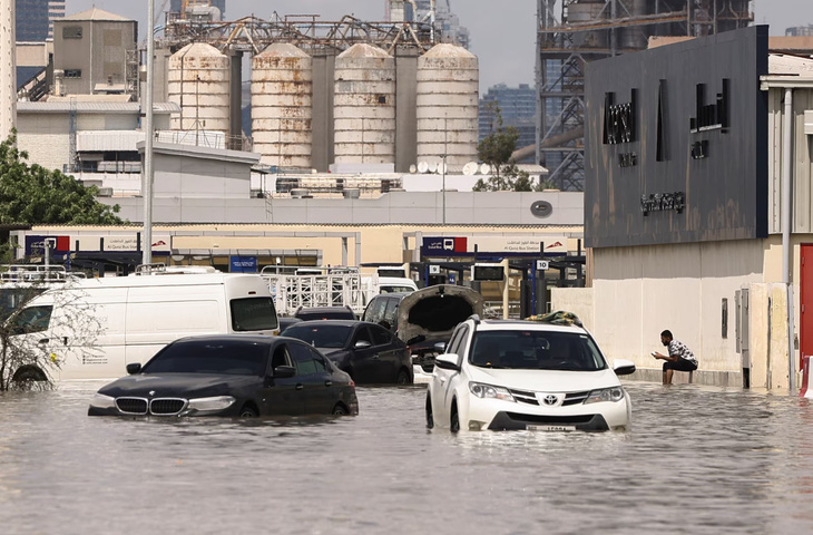 Xe hơi ngập trong nước tại thành phố Dubai ngày 17-4 - Ảnh: REUTERS