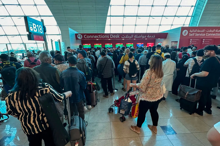 Hành khách mắc kẹt tại sân bay quốc tế Dubai ngày 17-4 - Ảnh: AFP