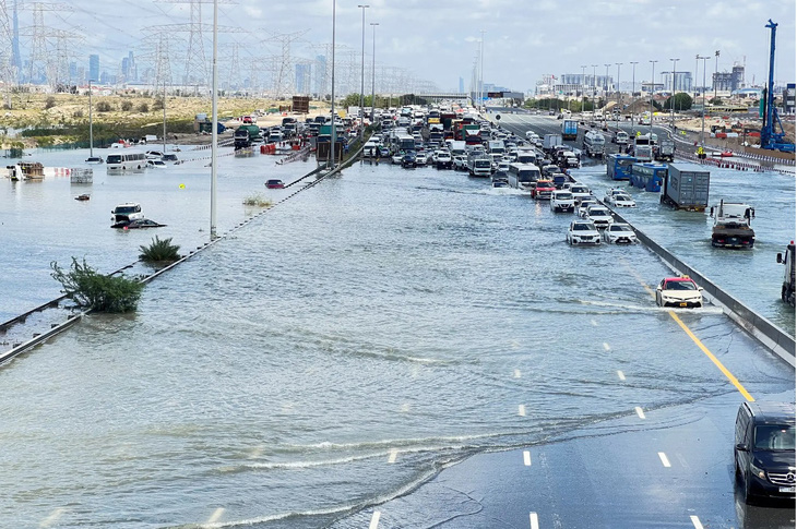 Dubai vẫn đang chật vật với cơn mưa lịch sử hồi đầu tuần - Ảnh: REUTERS