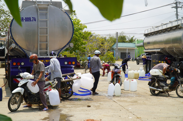 Mỗi khi hay tin những chiếc xe từ thiện tới cho nước, người dân Tiền Giang tập trung để lấy nước về sử dụng - Ảnh: MẬU TRƯỜNG