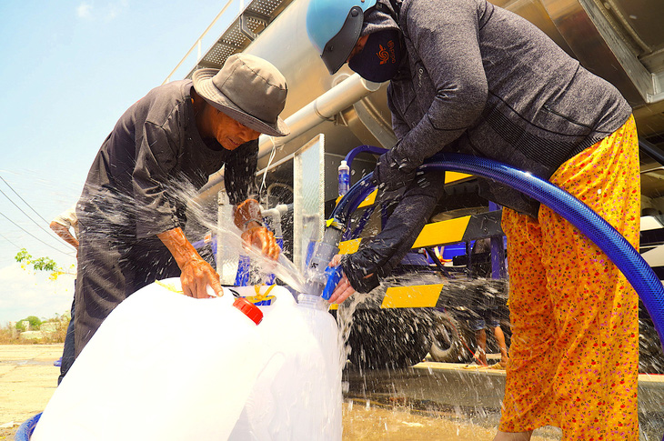 Những giọt nước nghĩa tình được người dân từ các tỉnh, thành chở đến cung cấp miễn phí cho người dân tại huyện Gò Công Đông, Tiền Giang - Ảnh: MẬU TRƯỜNG