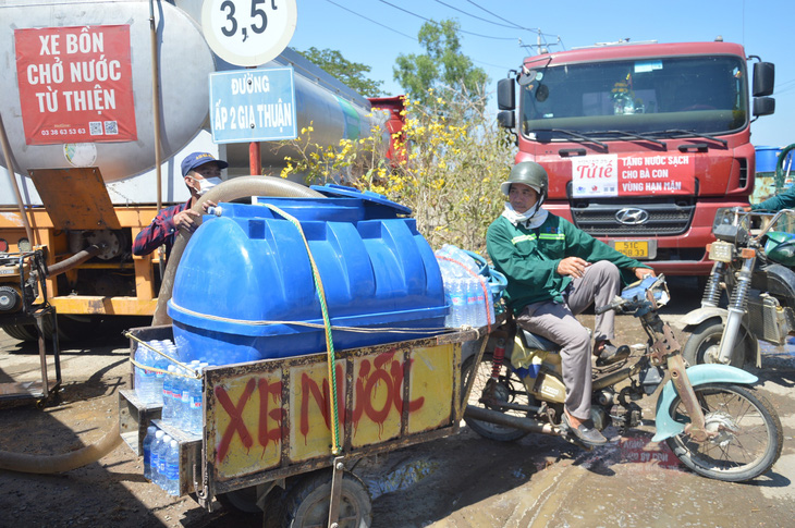 Mỗi ngày có hàng chục chiếc xe chở nước từ thiện từ nhiều tỉnh, thành trong cả nước tập trung về các huyện phía đông của tỉnh Tiền Giang để giúp đỡ bà con vùng hạn mặn - Ảnh: MẬU TRƯỜNG