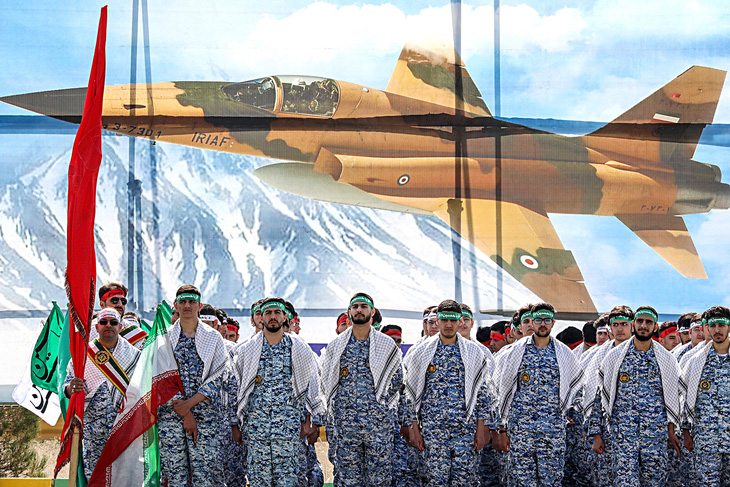 Các quân nhân Iran tham gia diễu hành ở Tehran vào ngày 17-4 khi lãnh đạo nước này dọa sẽ đáp trả quyết liệt trước bất cứ phản ứng dù là nhỏ nhất của Israel - Ảnh: AFP