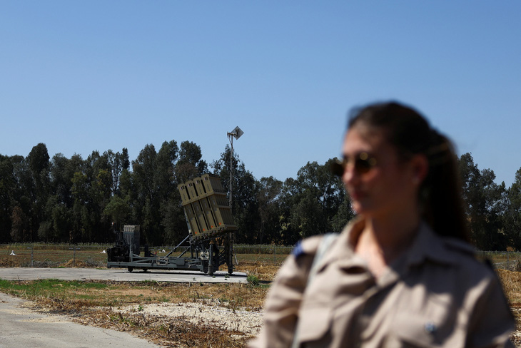 Nữ binh sĩ Israel bên một dàn phòng không thuộc hệ thống Vòm Sắt đặt ở Ashkelon, phía nam Israel - Ảnh: REUTERS