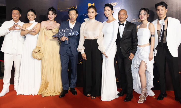 Diễn viên Ngô Thanh Vân (thứ năm từ trái qua) chụp ảnh cùng dàn diễn viên phim 'Cái giá của hạnh phúc'.