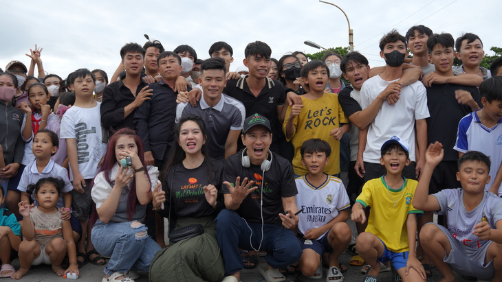 Lý Hải - Minh Hà và người dân, diễn viên quần chúng trên trường quay Lật mặt 7 - Ảnh: ĐPCC
