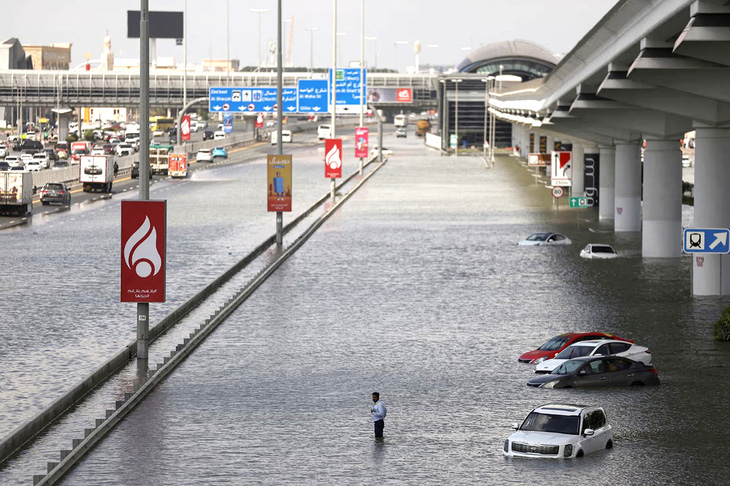 Mưa lớn khiến đường phố ngập nước tại thành phố Dubai, UAE ngày 17-4 - Ảnh: REUTERS