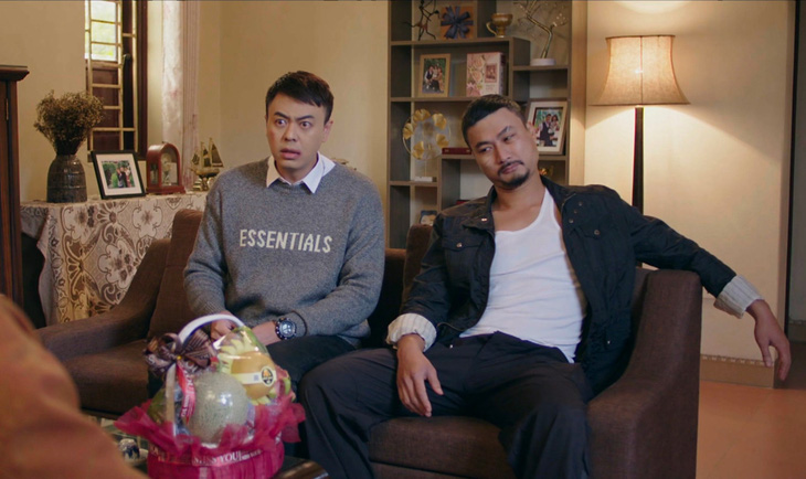 Duy Hưng (phải) và Tuấn Tú trong phim Người một nhà - Ảnh: ĐPCC