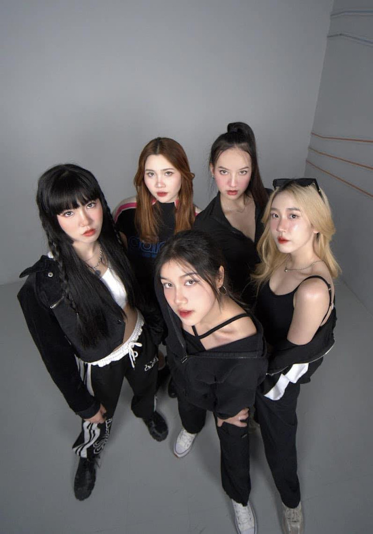 Năm cô gái của nhóm nhạc Thái De GIFT’