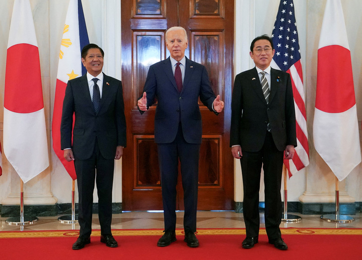 Tổng thống Mỹ Joe Biden phát biểu bên cạnh Tổng thống Philippines Ferdinand Marcos Jr. và Thủ tướng Nhật Bản Kishida Fumio tại hội nghị thượng đỉnh ba bên ở Washington (Mỹ) ngày 11-4 - Ảnh: REUTERS