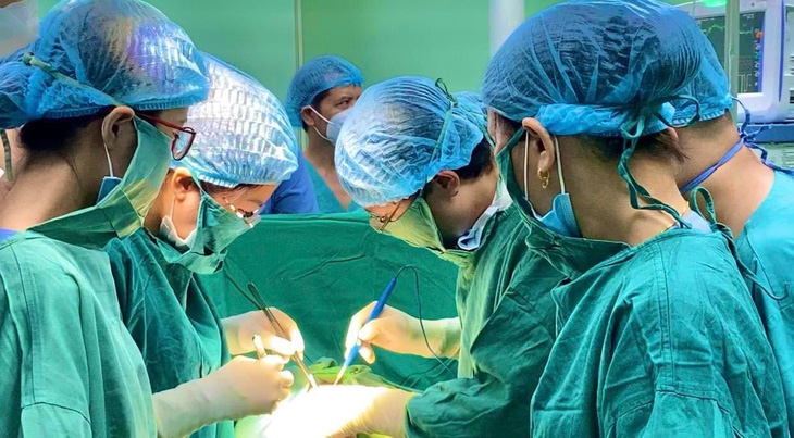 Các bác sĩ trong ca phẫu thuật lấy thai hôm 17-4 - Ảnh: Bệnh viện cung cấp