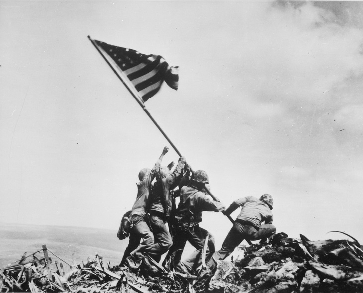 Bức ảnh nổi tiếng của nhiếp ảnh gia Joe Rosenthal mang tên "Raising the Flag on Iwo Jima"