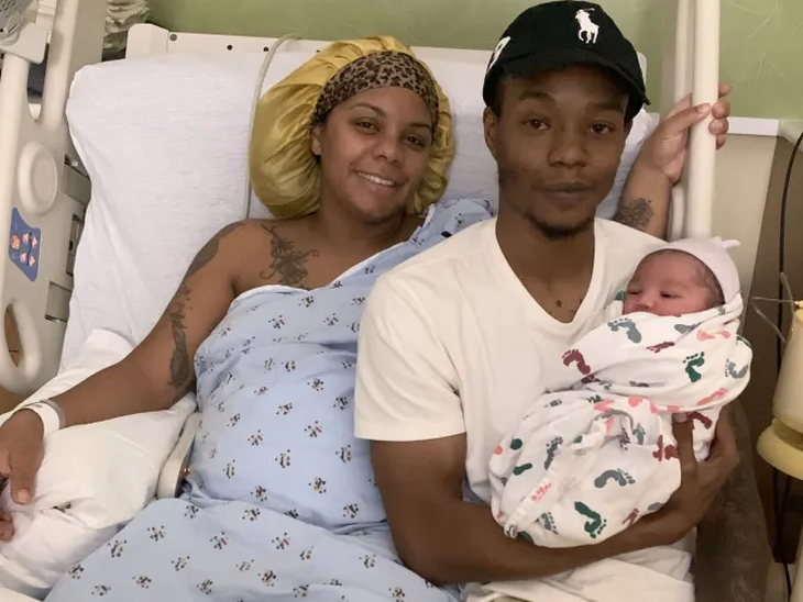 Chị Starla Ellis và cháu bé thứ ba Amaris vừa được sinh ra - Ảnh: Kennedy Newsand Media