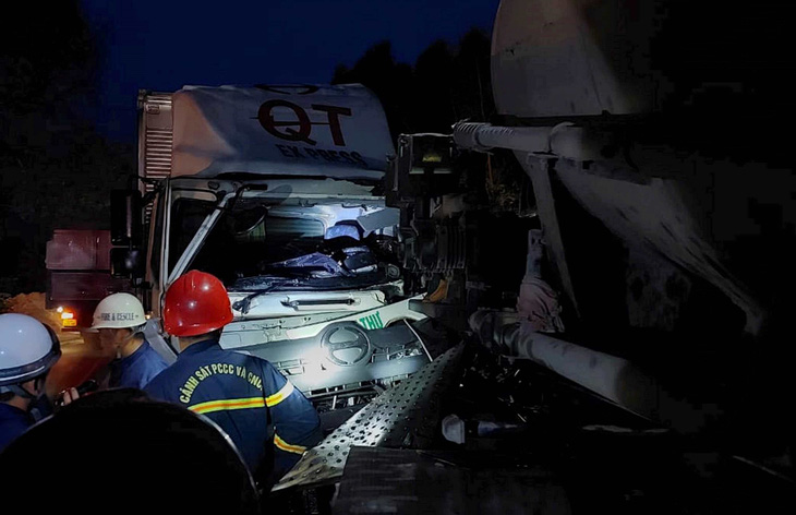 Sau khi đấu đầu, tài xế xe tải mắc kẹt trong cabin nên lực lượng cứu hộ phải cắt cabin để đưa thi thể người này ra ngoài - Ảnh: S.T.