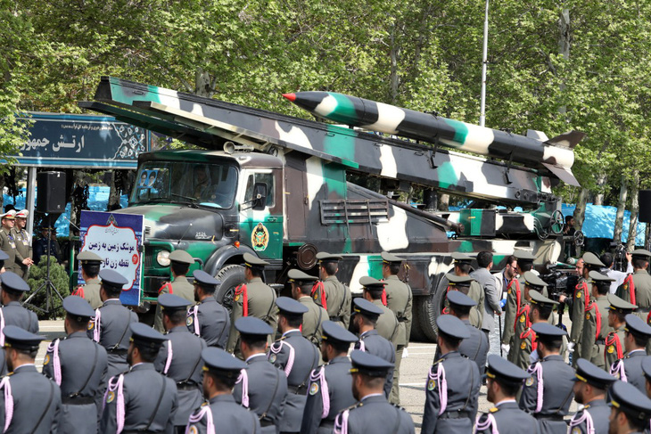 Xe tải quân sự Iran chở tên lửa trong cuộc duyệt binh ở Tehran, ngày 17-4 - Ảnh: AFP