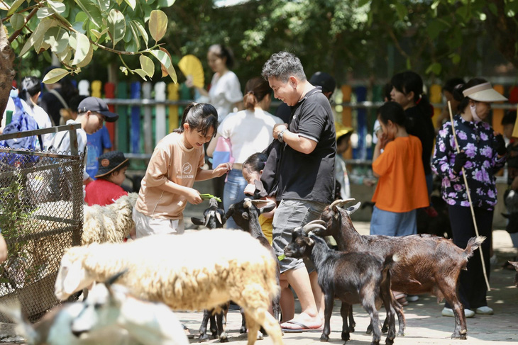 Các bạn nhỏ vui chơi với thú nuôi ở Thảo cầm viên Sài Gòn - Ảnh: PHƯƠNG QUYÊN