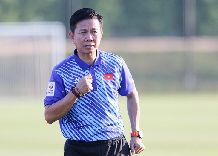 Với nhóm dự bị, HLV Hoàng Anh Tuấn vẫn gắt gao, chỉn chu trong từng cách triển khai bóng - Ảnh: VFF