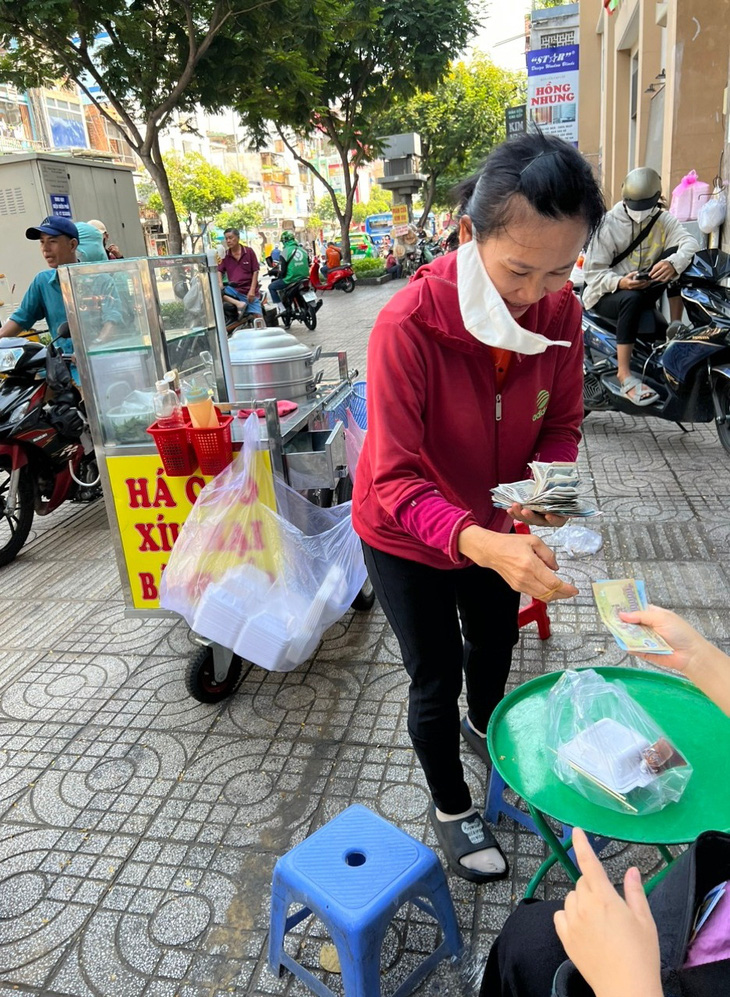 Chị Trần Xuân Trang bán há cảo ở quận 10 (TP.HCM) thay cho công việc trước đây - Ảnh: YẾN TRINH