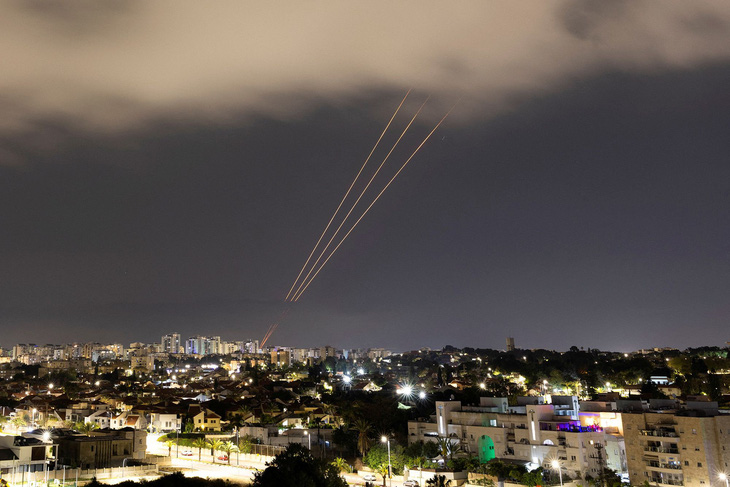 UAV Iran bị bắn hạ trên bầu trời Tel Aviv. Ảnh: CNN