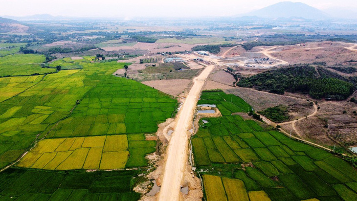 Một đoạn nền đường cao tốc Khánh Hòa - Buôn Ma Thuột đã được đắp tại thị xã Ninh Hòa (Khánh Hòa), thuộc dự án thành phần 1 (có gói thầu đã được chỉ định thầu cho liên danh do Công ty CP Tập đoàn Thuận An đứng đầu thực hiện) - Ảnh: TRẦN HƯỚNG