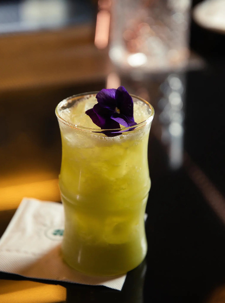 Cận cảnh món Bitter Sweet cocktail tại quán Jade & Clover - Ảnh: The New York Times